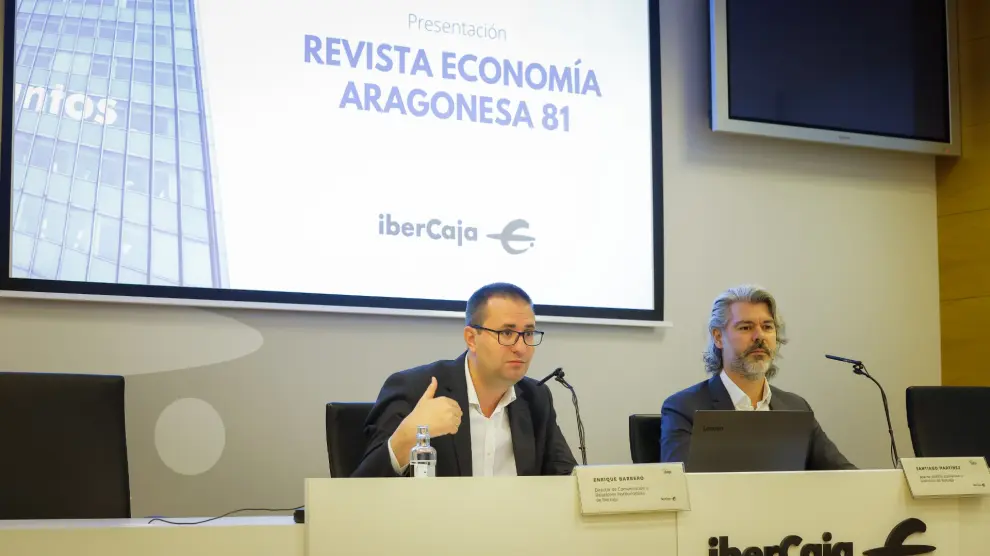 Enrique Barbero y Santiago Martínez, este jueves en la presentación del número 81 de la Revista Economía Aragonesa.