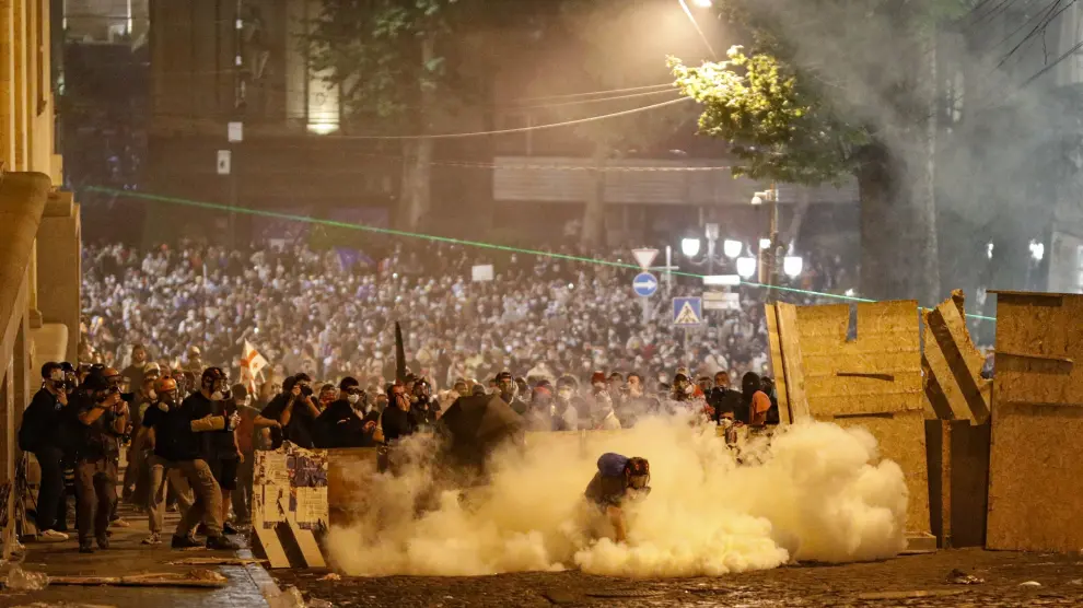 Nuevas escenas de cargas policiales en Georgia tras la aprobación de la ley de agentes extranjeros