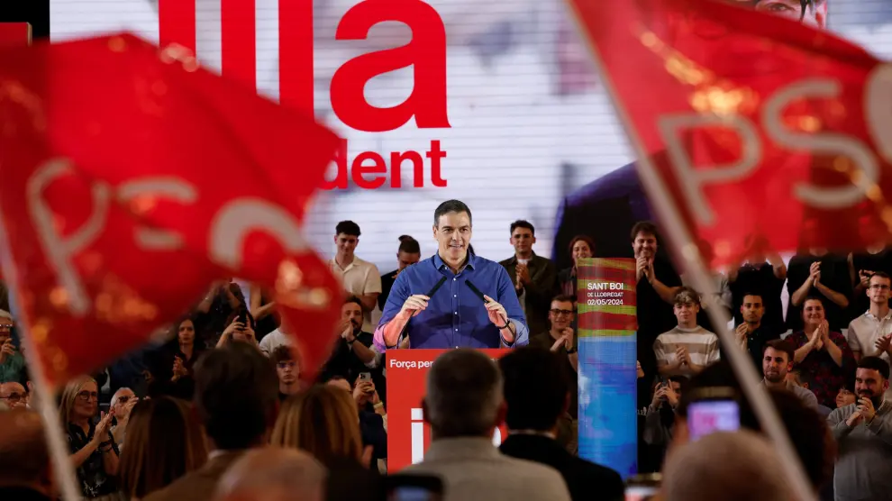 Pedro Sánchez, interviene en un acto de campaña del candidato del Partido Socialista Catalán, Salvador Illa, en Sant Boi (Barcelona)