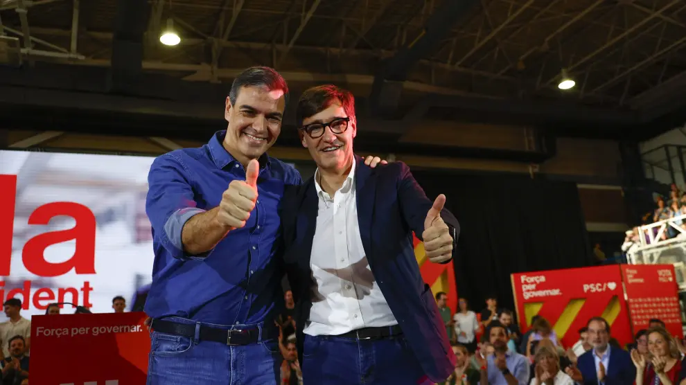 Pedro Sánchez, y el candidato del Partido Socialista Catalán, Salvador Illa, este jueves, en un acto de campaña del PSC en Sant Boi (Barcelona)