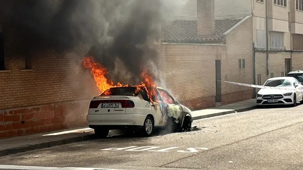 Así ardió el coche calcinado en Alagón.