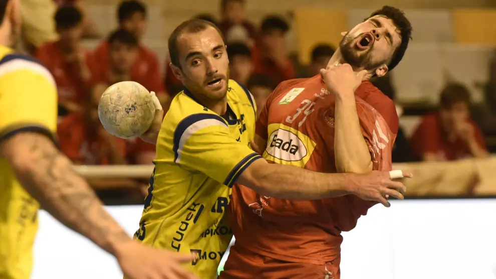 Disputa entre Miguel Malo y Asier Nieto en el partido bada-Bidasoa.