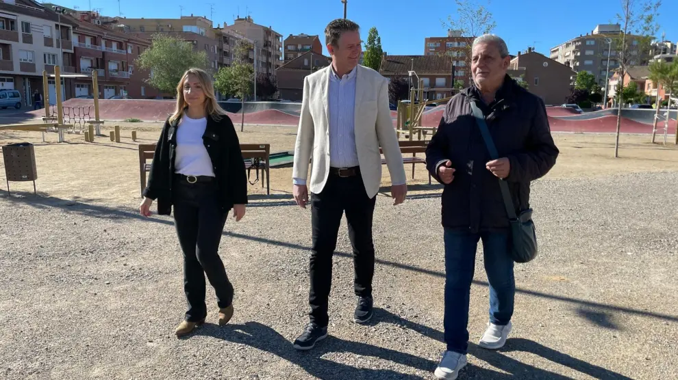 El alcalde, Ignacio Gramún, y los concejales Esther Rubio y Ángel Cabrera visitan el nuevo bosque urbano.