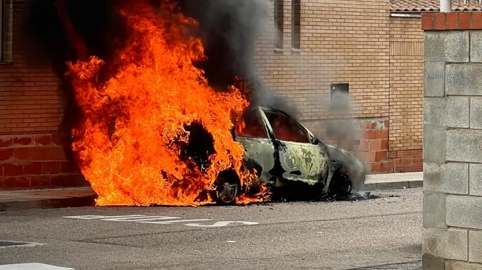 El vehículo quemado en Alagón quedó calcinado en unos 20 minutos.