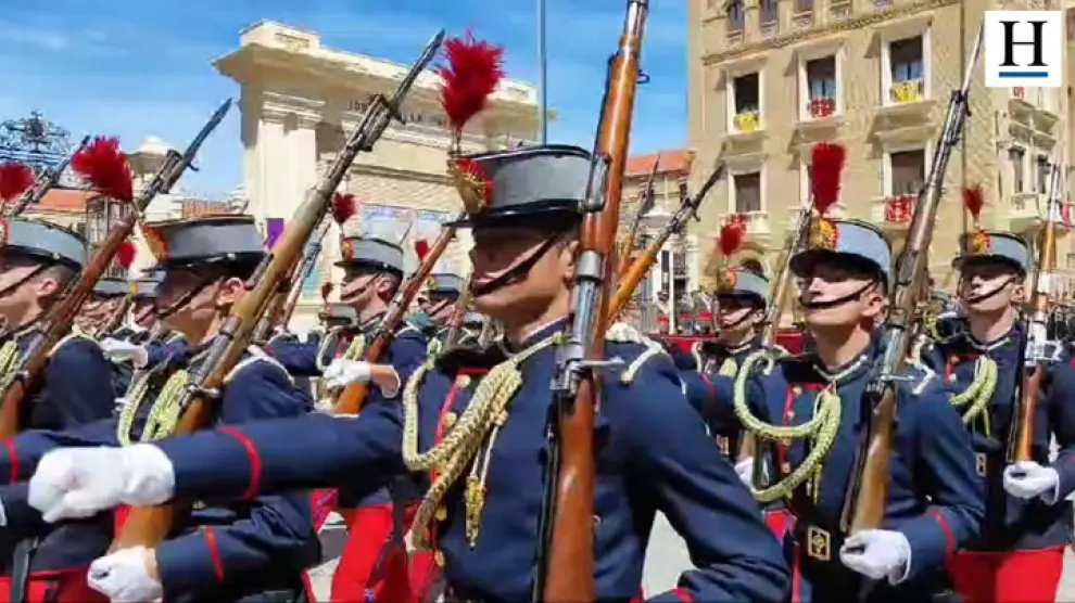 El rey Felipe VI ha jurado bandera junto a sus compañeros de promoción de la Academia General Militar de Zaragoza.