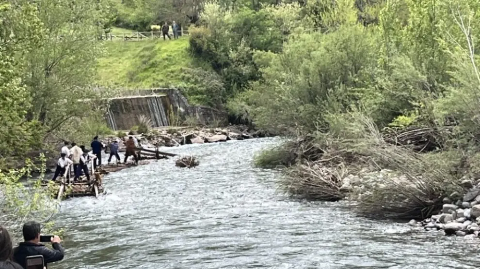 Tres kilómetros de descenso complicado, sobre todo para una de las navatas, que se ha partido, contratiempo que los navateros han sabido resolver para llegar al final del recorrido.