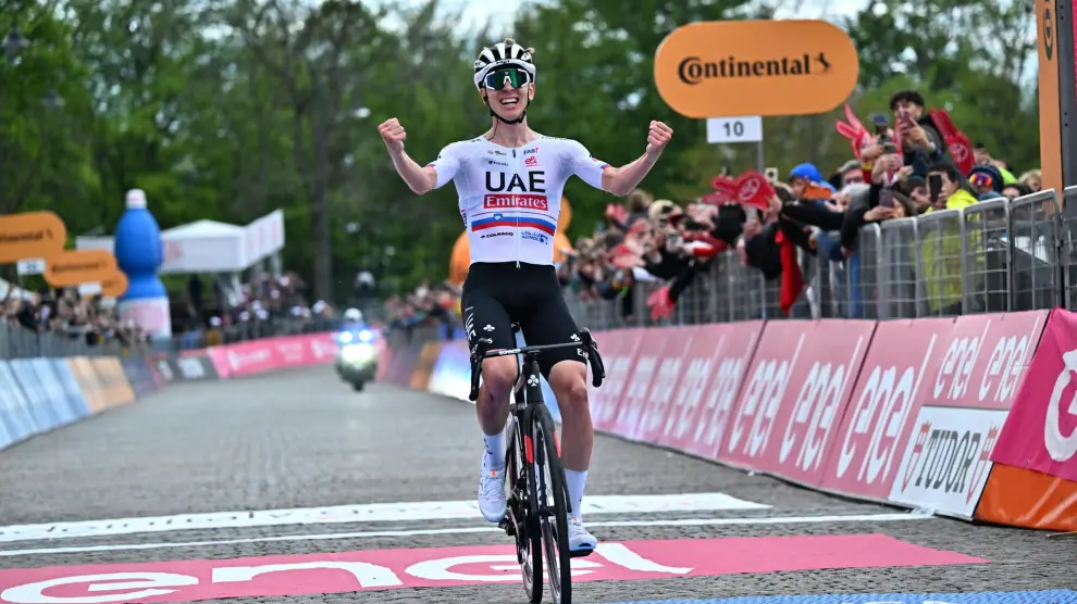 El ciclista esloveno Tadej Pogacar celebra su victoria en la segunda jornada del Giro de Italia