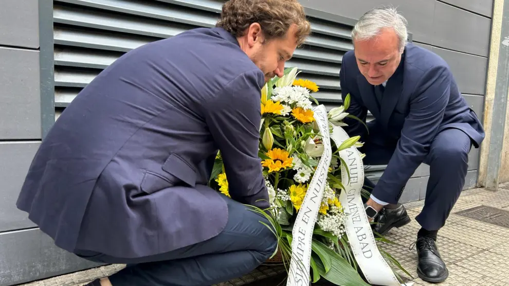 Borja GIménez Larraz y Jorge Azcón colocan un ramo de flores este lunes en el lugar de la calle Cortes de Aragón de Zaragoza en el que fue asesinado Manuel Giménez Abad hace 23 años