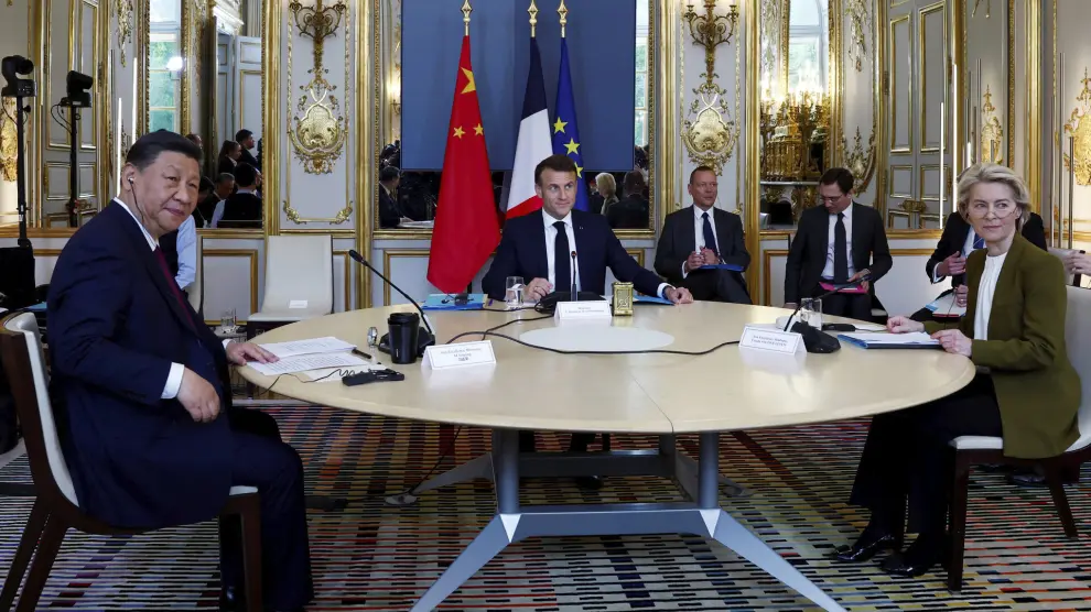El presidente francés Emmanuel Macron (centro), el presidente de China, Xi Jinping, y la presidenta de la Comisión Europea, Ursula von der Leyen, asisten a una reunión trilateral en el Palacio del Elíseo