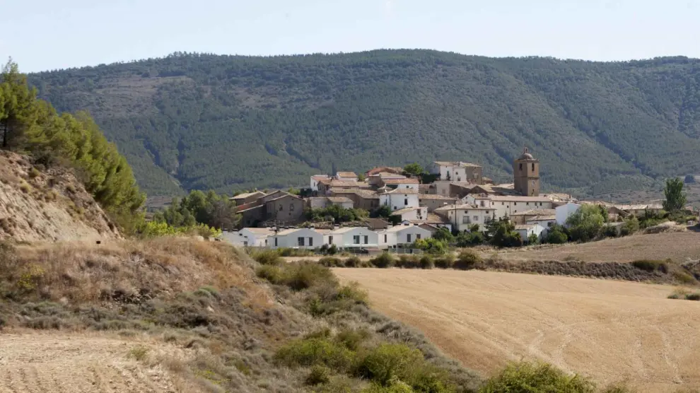 Vista de Urriés, el pueblo de Zaragoza con la calle más estrecha de España