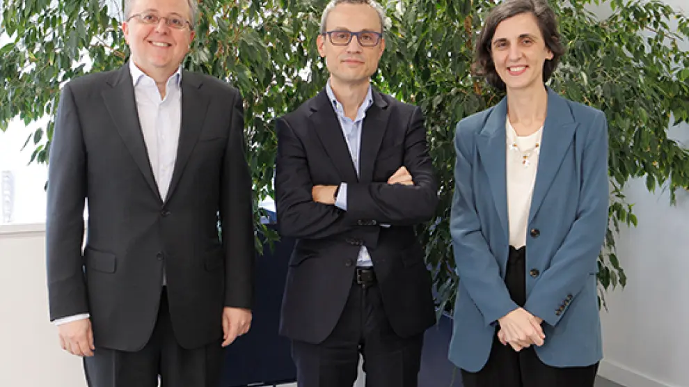 Jorge Escuin, Director de Estrategia y Desarrollo de Negocio de Movilidad de Repsol; Sergio Treviño, CEO de Sesé; y Berta Cabello, Directora de Combustibles Renovables de Repsol.