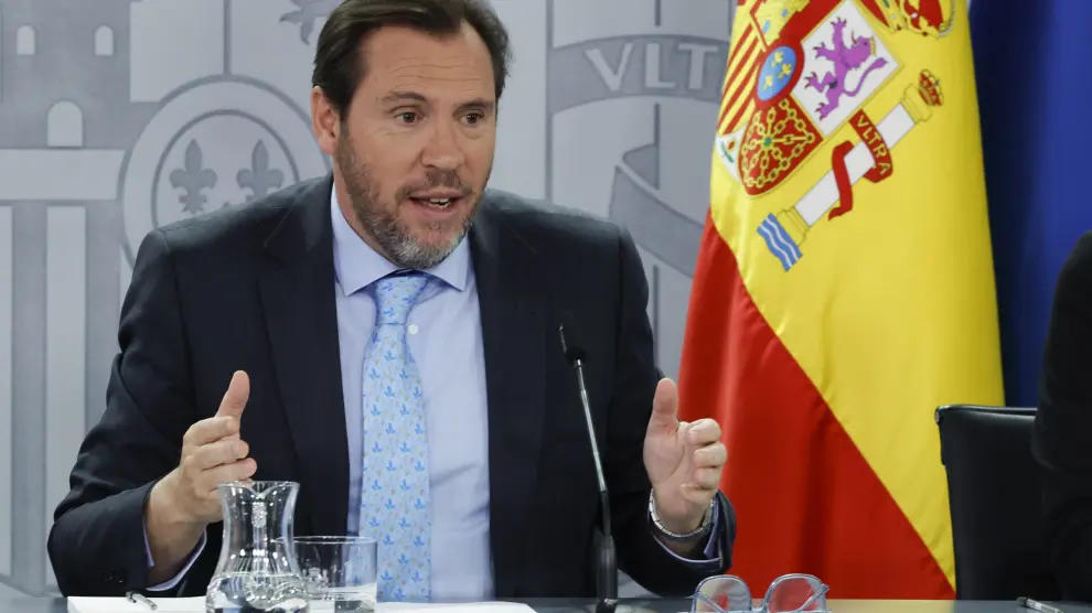 El ministro de Transportes, Óscar Puente, durante la rueda de prensa posterior a la reunión del Consejo de Ministros, este martes en Moncloa.