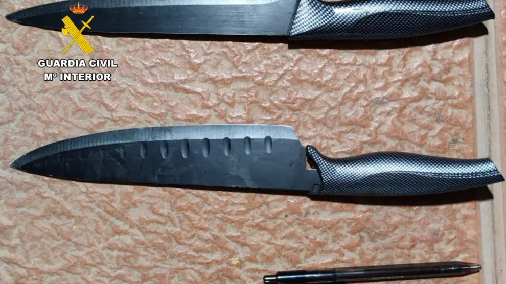 Las dos armas con las que el detenido amenazó a los agentes.