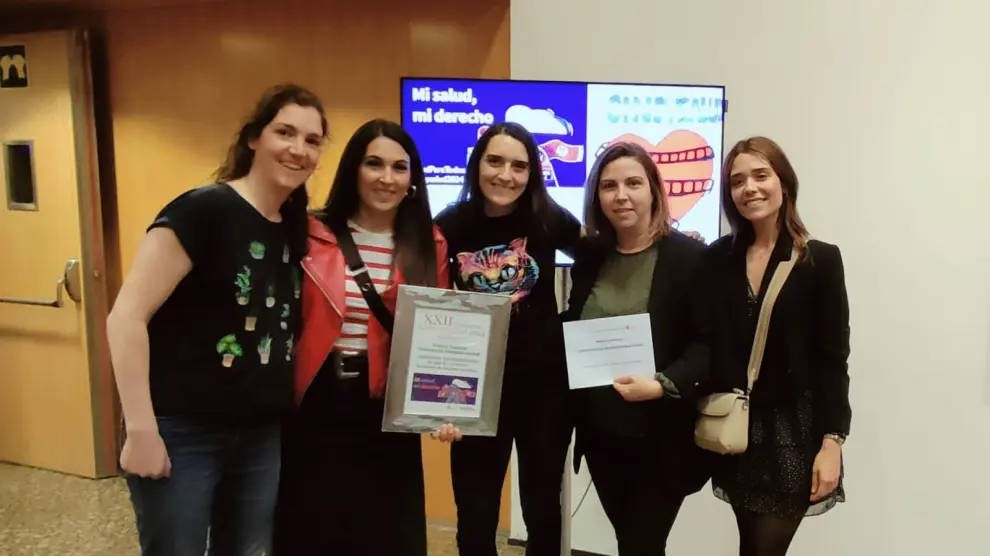Eva Lacort, Pilar Lecina, Judith Morillas, María Ariño y Nagore Villanueva, tras recibir el premio del Gobierno aragonés.