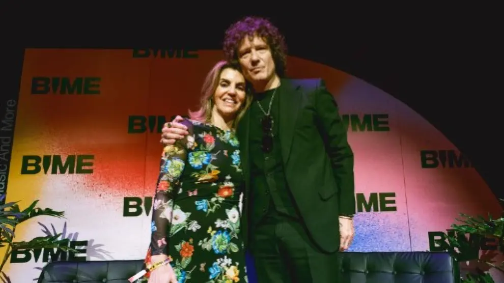 Enrique Bunbury, junto a Leila Cobo en Bogotá.