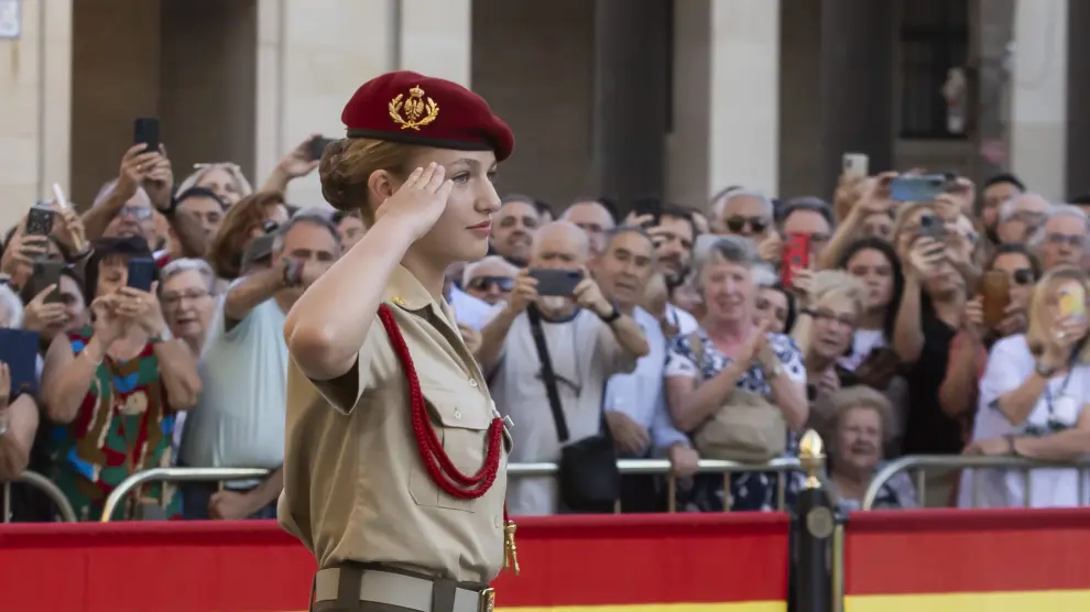 La Princesa Leonor, en un acto con sus compañeros de la Academia General Militar en la plaza del Pilar.