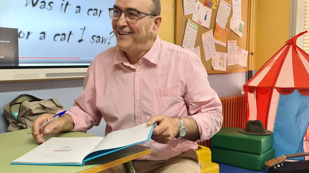 El autor, firmando un ejemplar de uno de sus libros infantiles en el Colegio Mirador de la Sierra, en Villacastín (Segovia).
