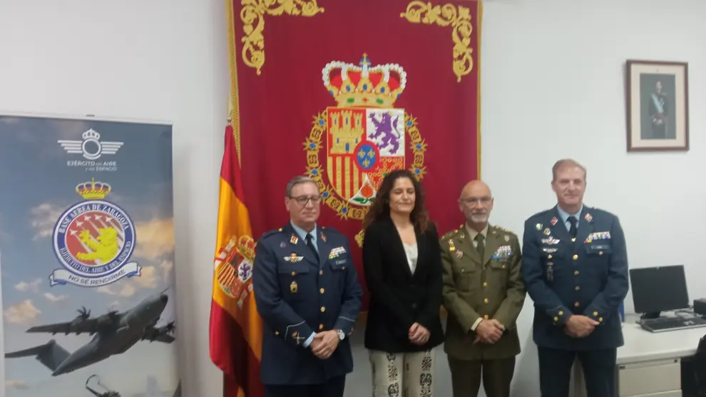 La alcaldesa de Cuarte, Elena Lacalle, entre el jefe de la Base, general Santiago Ibarreta, y a su izquierda, el delegado de Defensa en Aragón, coronel Conrado Cebollero, y el segundo jefe de la Base, coronel Carlos Marín.