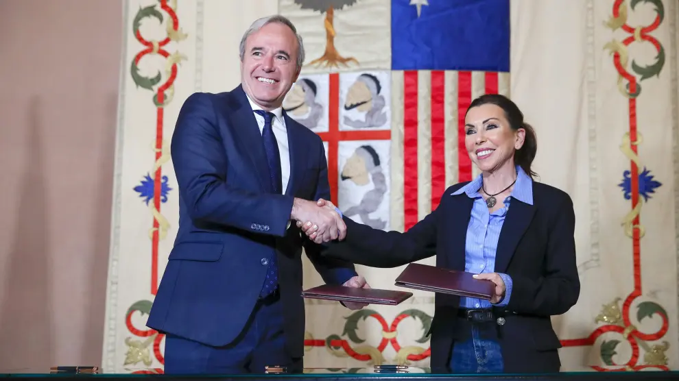 El presidente del Gobierno de Aragón, Jorge Azcón, y la presidenta de las Cortes de Aragón, Marta Fernández, firman el convenio de colaboración entre ambas instituciones para realizar la exposición 'Goya, del Museo al Palacio'.