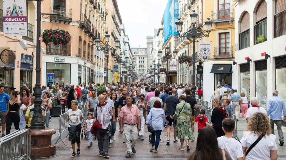 Gente paseando en Zaragoza