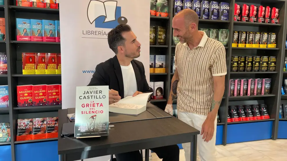 Javier Castillo firmando el libro en la Librería General de Zaragoza