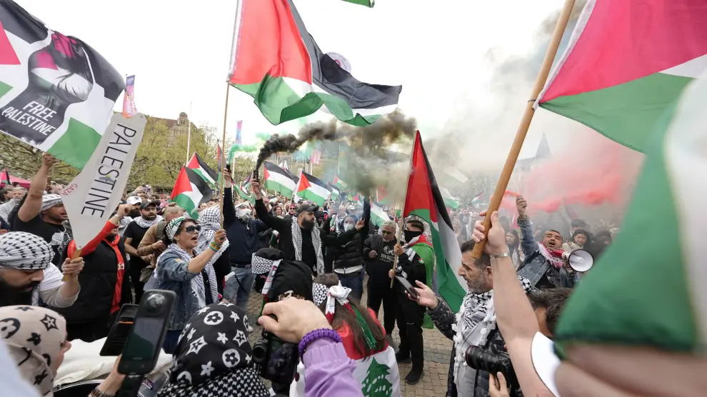 Manifestantes con banderas y pañuelos palestinos en Malmö
