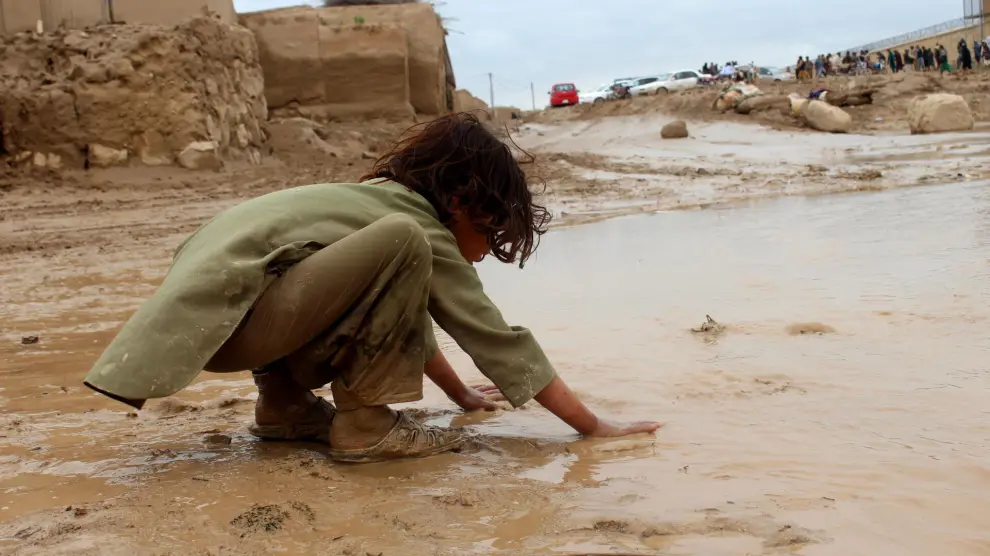 Baghlan (Afghanistan), 11/05/2024.- A young girl plays with mud following flash floods in Baghlan, Afghanistan, 11 May 2024. At least 300 people have died amid heavy floods in Baghlan province in northern Afghanistan, the United Nations Food Program (WFP) said on 11 May. The country is one of the world's most vulnerable to climate change and the least prepared to adapt, according to a report by the United Nations Office for the Coordination of Humanitarian Affairs (OCHA). Much of the country's international aid and funding were frozen after the Taliban seized power in August 2021. (Inundaciones, Afganistán) EFE/EPA/SAMIULLAH POPAL