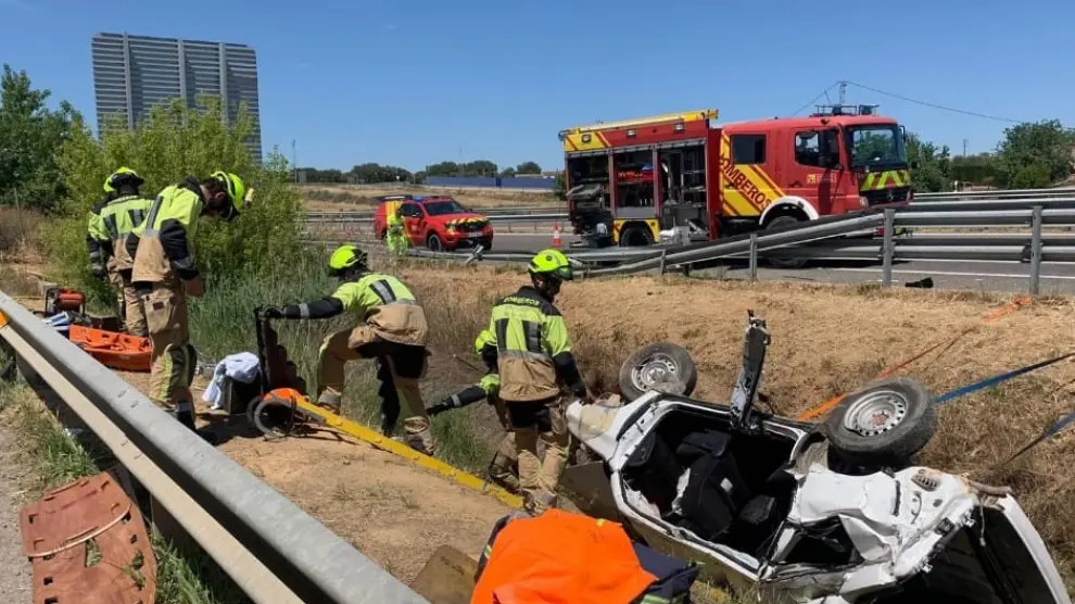 Los bomberos de la DPH, interviniendo en el accidente del coche en la A-22, en Binéfar.