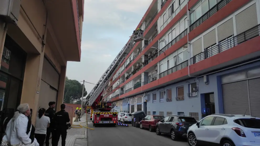 Los bomberos de Zaragoza se han desplazado hasta la calle de Vía Verde.