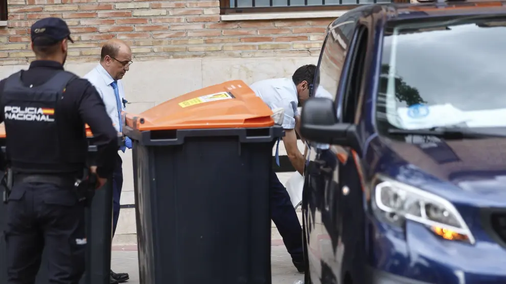 MADRID, 12/05/2024.-Miembros de los servicios funerarios trabajan en el lugar en que la Policía Nacional investiga el hallazgo del cadáver de un bebé de unos tres meses entre unos cubos de basura del distrito madrileño de Barajas. El cuerpo, que se encontraba en una bolsa de plástico, ha sido hallado este mediodía por un vecino de la zona cuando iba a tirar la basura e inmediatamente ha alertado a la Policía y a los servicios de emergencias, según ha adelantado El Español y han confirmado a EFE fuentes policiales. Hasta el lugar de los hechos, a la altura del número 21 de la calle Acuario, se han desplazado agentes del Grupo V de Homicidios de la Jefatura Superior de Policía de Madrid, que ha abierto una investigación para esclarecer las circunstancias del suceso.EFE/ Rodrigo Jiménez