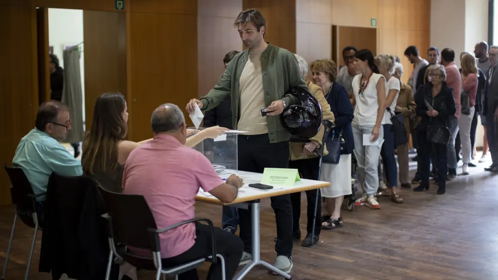 Votaciones en un colegio electoral de Barcelona.