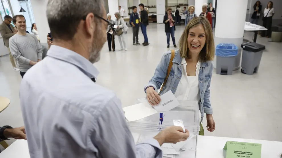 Elecciones en Cataluña 2024: la candidata de Comuns Sumar a la presidencia de la Generalitat, Jéssica Albiach, vota en el Institut d'Educació Contínua UPF de Barcelona