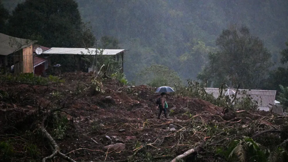AME5471. BENTO GONÇALVES (BRASIL), 11/05/2024.- Una mujer camina entre los escombros de un desprendimiento de tierra provocado por las fuertes lluvias este sábado, en el municipio de Bento Gonçalves, estado de Rio Grande do Sul (Brasil). EFE/ André Borges