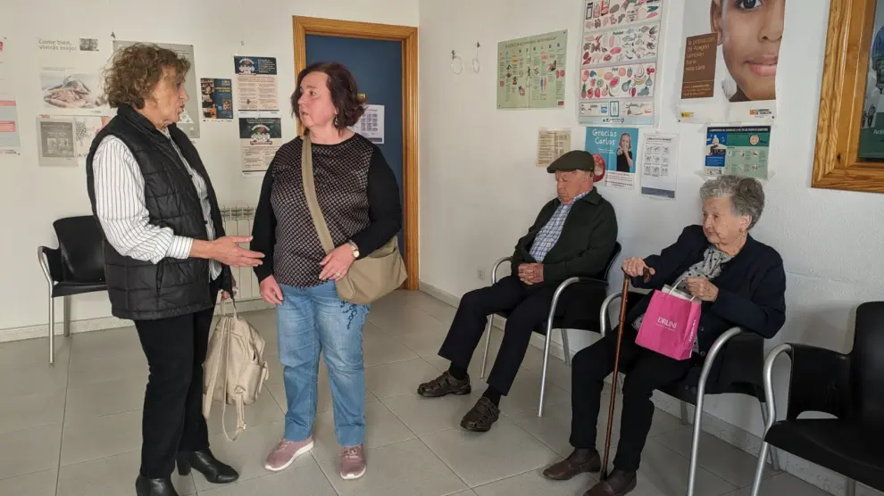 Mari Carmen Herranz junto a Ana María Pérez y sus padres, Julia y Gonzalo, en la sala de espera del consultorio de Alcalá de Gurrea.