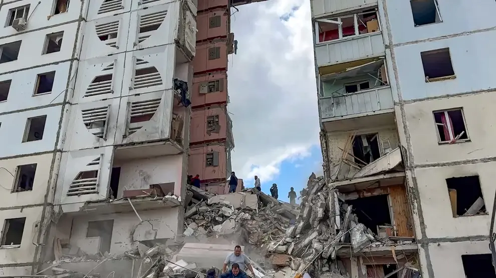 Un bloque de apartamentos se ha derrumbado hoy parcialmente en la ciudad fronteriza rusa de Belgorod.