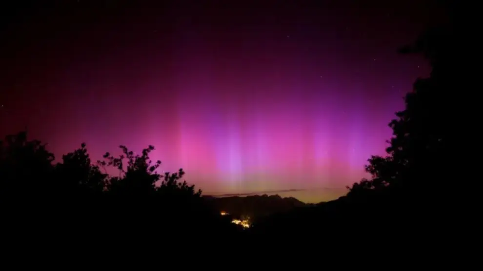 Una aurora boreal vista desde el castillo de Montearagón en Huesca