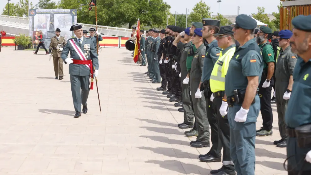 El general Francisco Javier Almiñana pasa revista a la compañía que ha participado en los actos de conmemoración del 180 aniversario de la Guardia Civil.