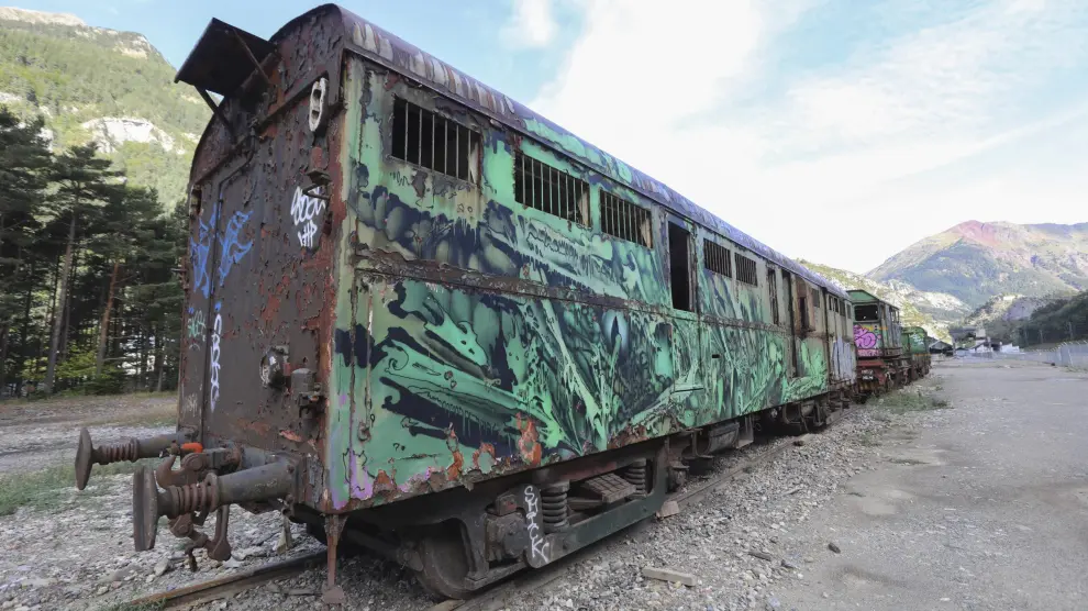 Foto de archivo de un antiguo tren lleno de grafitis en la estación de Canfranc.
