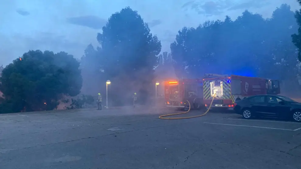 Incendio en una zona de cañas junto al Hospital Militar de Zaragoza