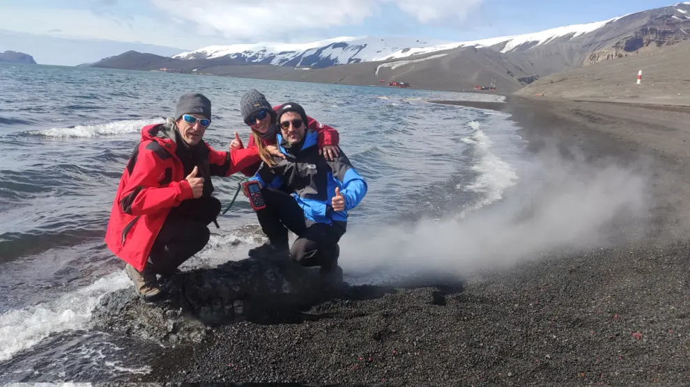 Investigadores del grupo de Ingeniería Térmica y de Fluidos de la Universidad Pública de Navarra, realizando mediciones en la isla Decepción, situada en la Antártida.