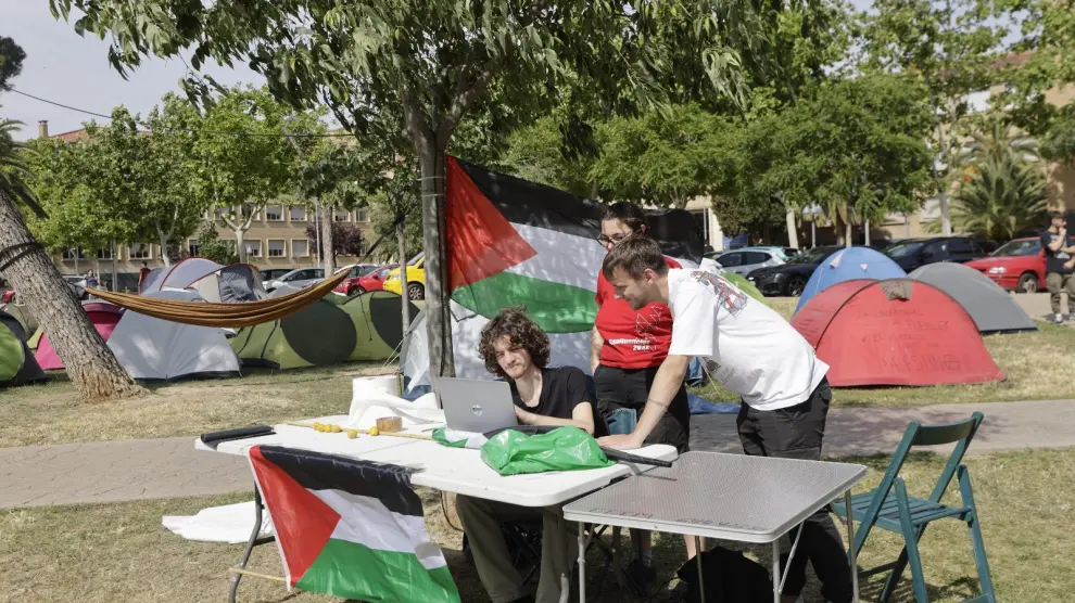 Tercer día de acampada propalestina en el campus de Zaragoza en fotos