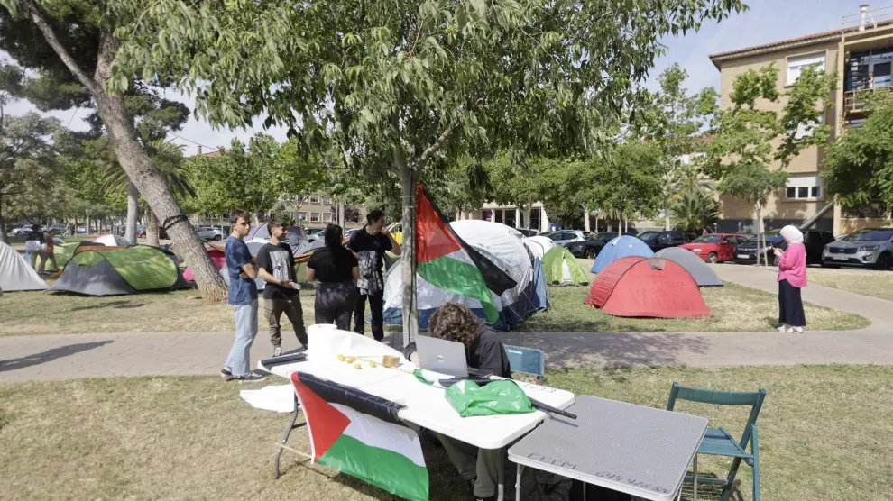 Tercer día de acampada propalestina en el campus de Zaragoza en fotos