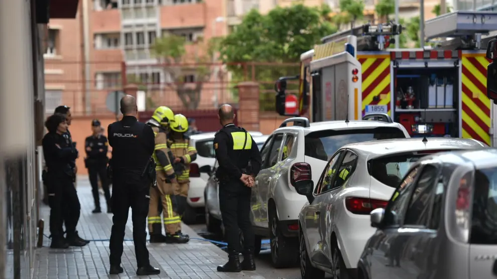 Bomberos, agentes de la Policía Nacional y de la Policía Local y sanitarios han acudido al incendio de la calle Rafael Gil de Huesca.