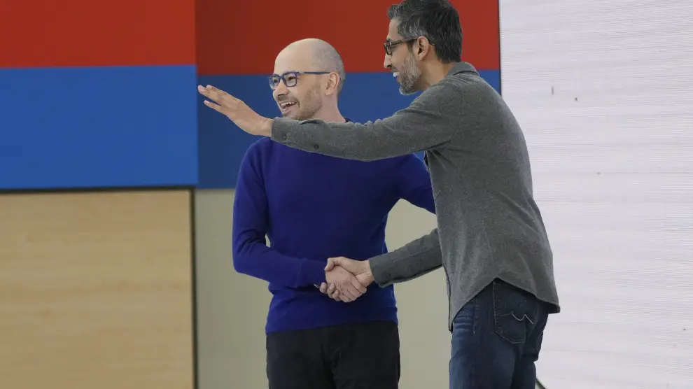 Demis Hassabis, CEO de DeepMind Technologies, a la izquierda, estrecha la mano del CEO de Alphabet, Sundar Pichai, en un evento de Google I/O en Mountain View, California, el martes 14 de mayo de 2024