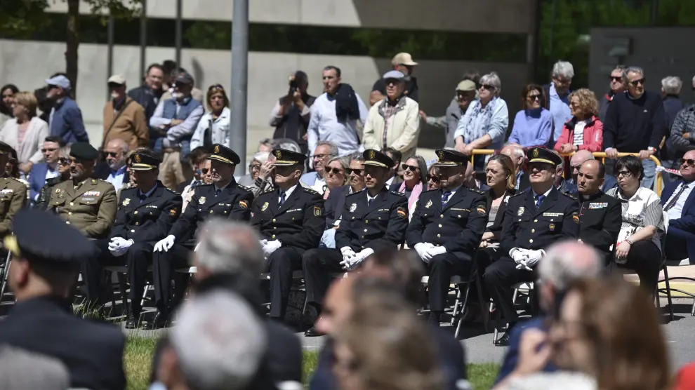 El Ayuntamiento de Huesca y la Diputación Provincial han sufragado el coste de esta escultura en acero, obra de César Pueyo Tresaco, que conmemora el bicentenario de la Policía Nacional.