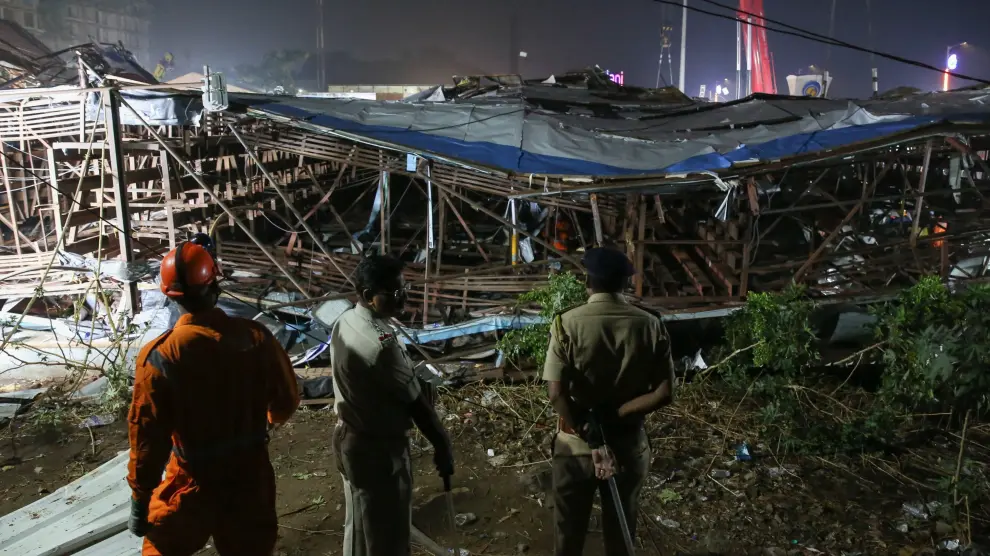 El cartel, de 30 metros, atrapó a varios vehículos que quedaron debajo INDIA ACCIDENT