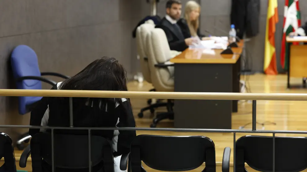 La Audiencia de Bizkaia ha comenzado este martes el juicio a la mujer (i) que presuntamente raptó a un recién nacido del área de maternidad del Hospital de Basurto en Bilbao el 19 de octubre de 2022. EFE/Miguel Toña