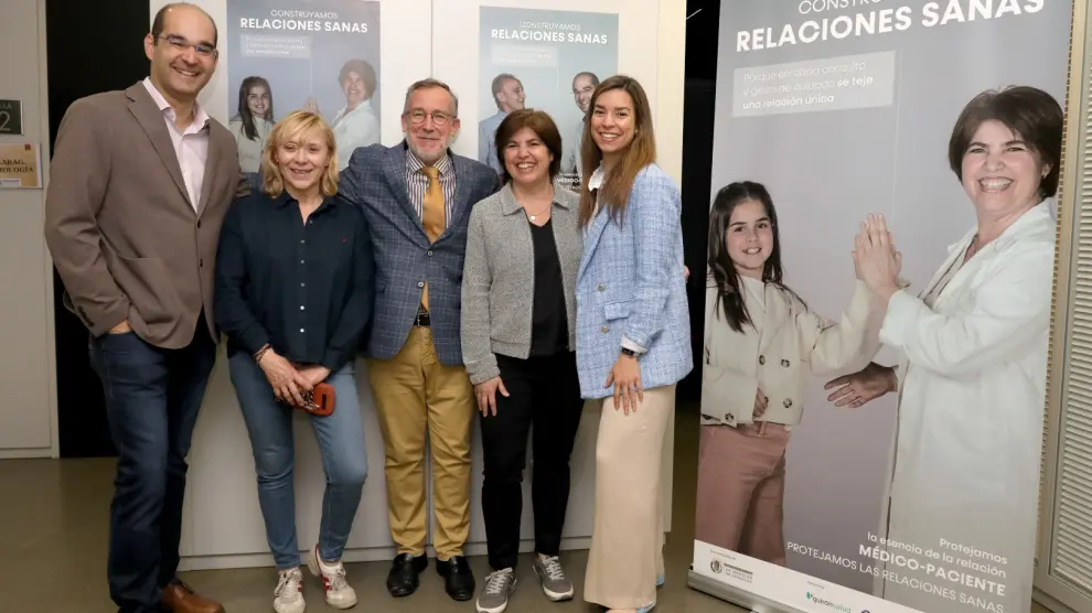 La campaña se ha presentado este martes en el Colegio de Médicos de Zaragoza. En la foto, Jorge Isla, Belén Lomba, Javier García Tirado, Ana Gastón y Beatriz Díaz