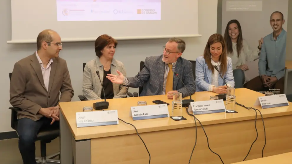 Un momento de la rueda de prensa de presentación de la campaña del Colegio Oficial de Médicos de Zaragoza