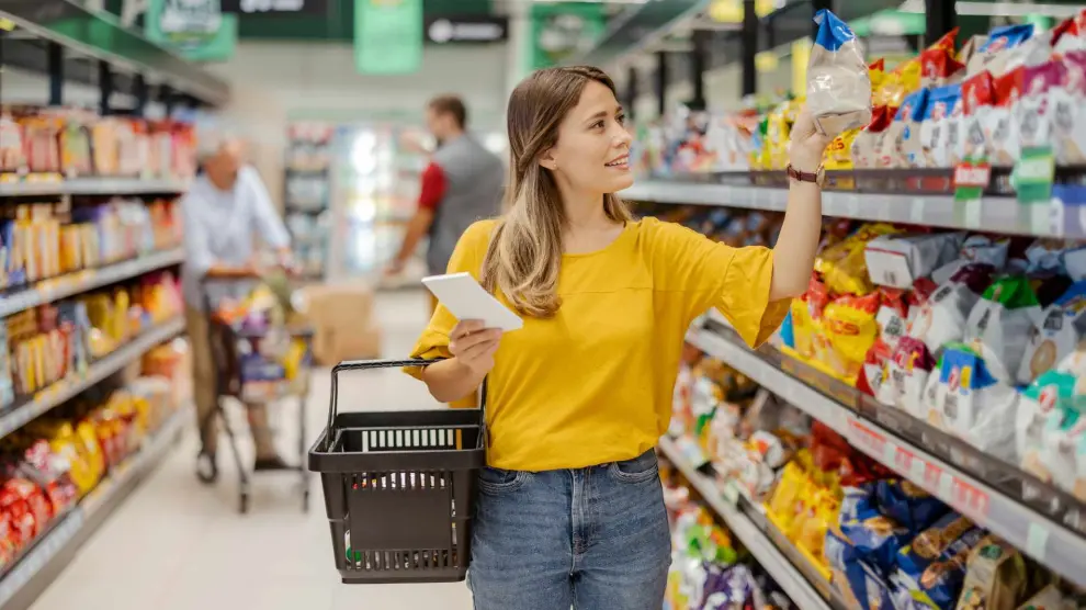 Una mujer comprando en un supermercado.